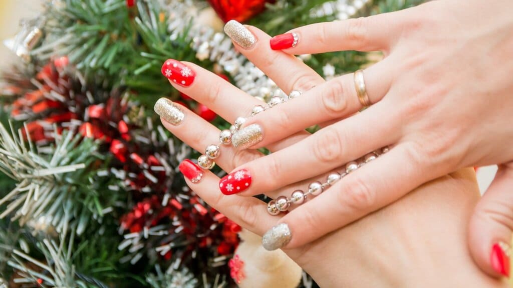 30+ Christmas Nails Ideas That You Must Try